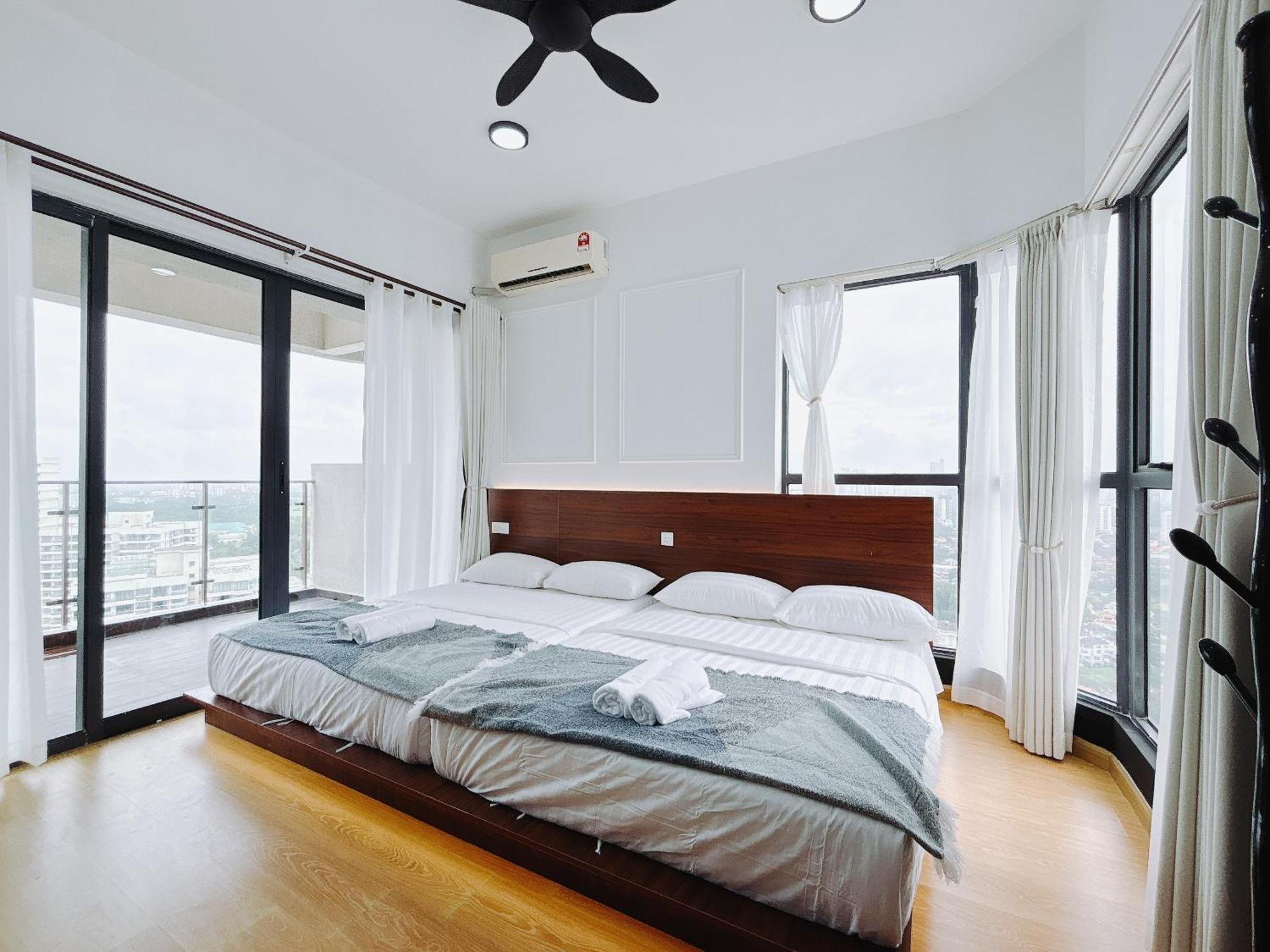 Апартаменти Country Garden Danga Bay By Lions Bay Джохор-Бару Номер фото